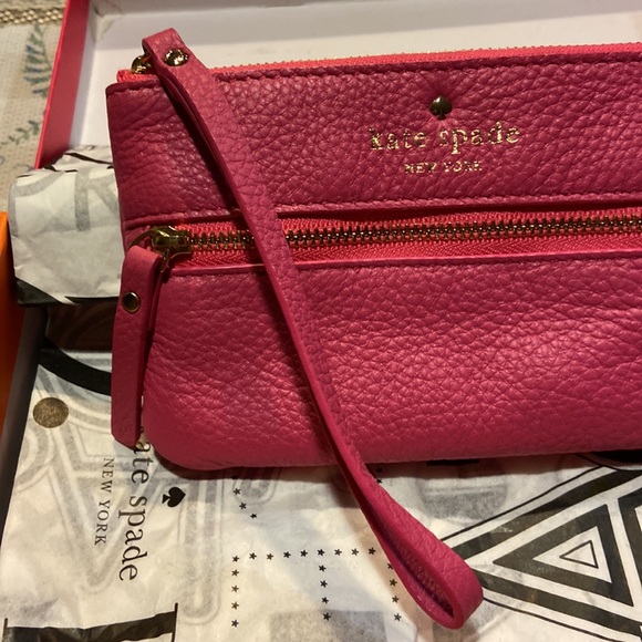 H483/NWT Kate Spade Cobble Hill Strawfroyo (Hot Pink) Wristlet - Picture 4 of 9